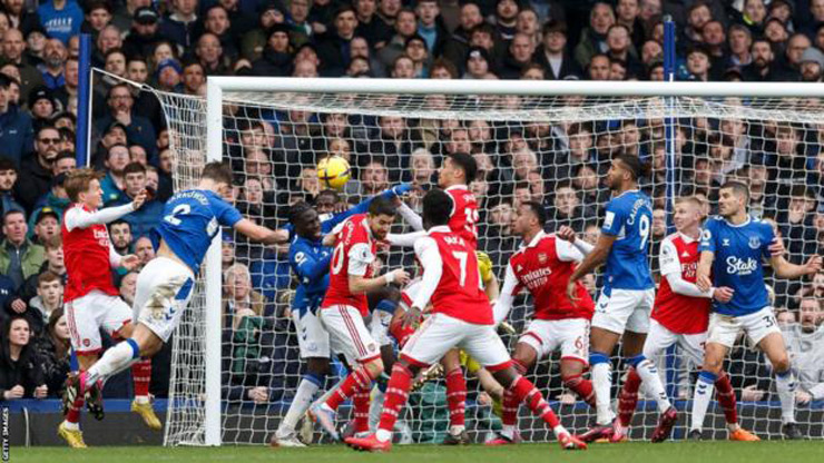 James Tarkowski đánh đầu giúp Everton thắng sốc Arsenal 1-0