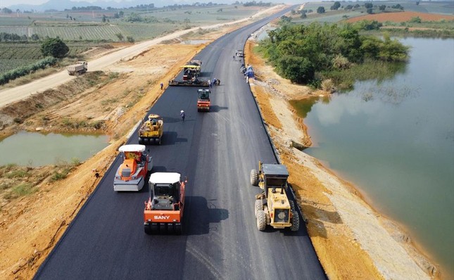 Bộ trưởng GTVT Nguyễn Văn Thắng yêu cầu các đơn vị được giao chủ đầu tư kiên quyết xử lý, thay thế nhà thầu chậm tiến độ, vi phạm hợp đồng.