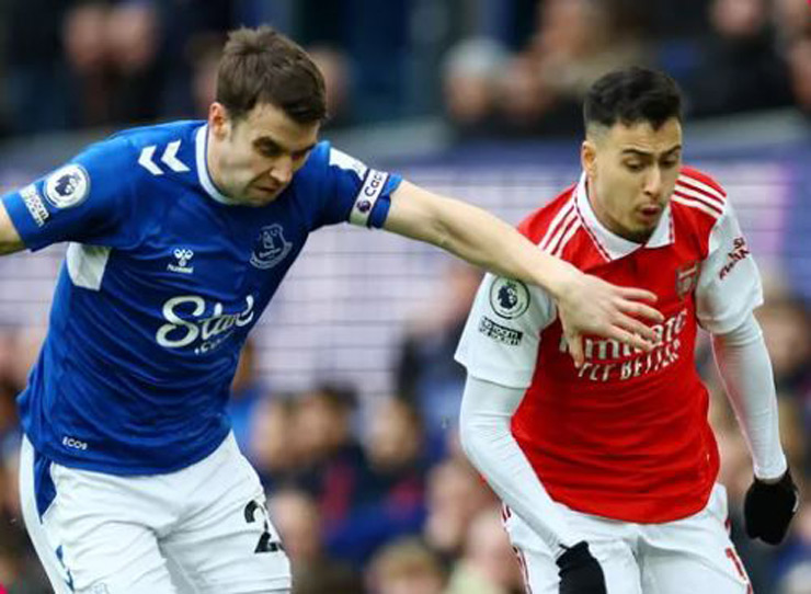 Seamus Coleman theo khá sát Gabriel Martinelli đầu trận