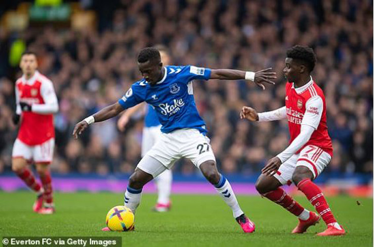 Idrissa Gueye tranh chấp bóng với Bukayo Saka