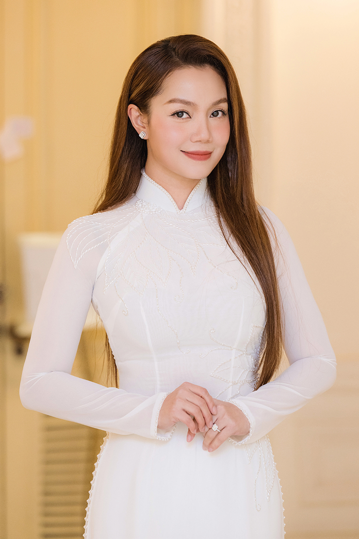 Nguyễn Ngọc Anh diện áo dài trắng “vắt chân lên cổ” chạy 2 show đầu năm - 3