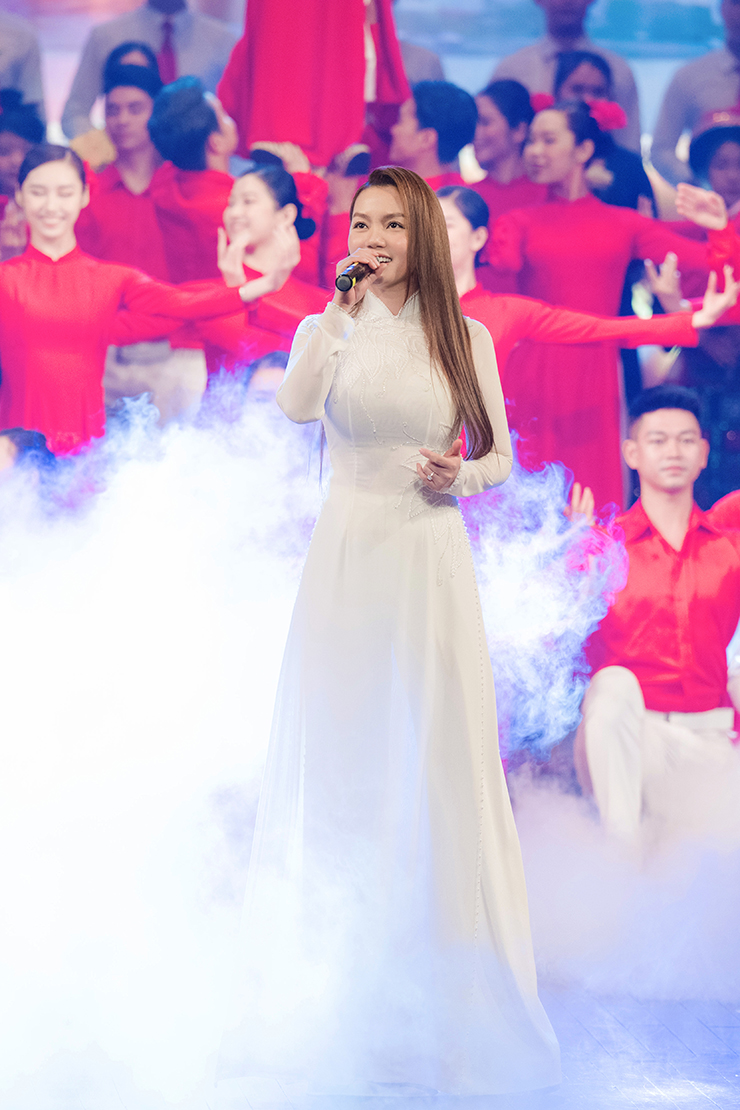 Nguyễn Ngọc Anh diện áo dài trắng “vắt chân lên cổ” chạy 2 show đầu năm - 1