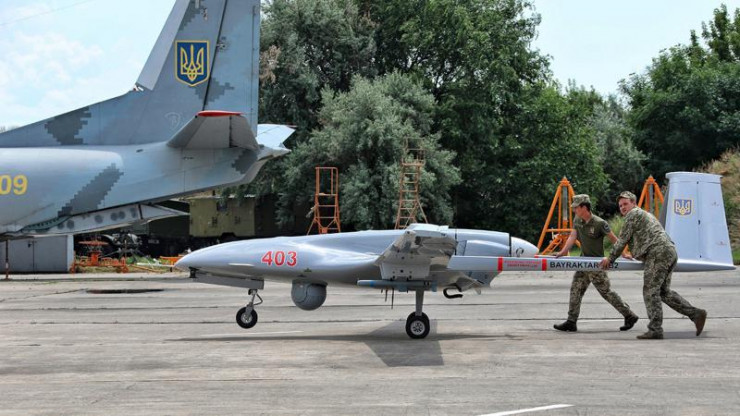 Binh sĩ Ukraine vận hành UAV Bayraktar do Thổ Nhĩ Kỳ cung cấp. Ảnh: GettyImages