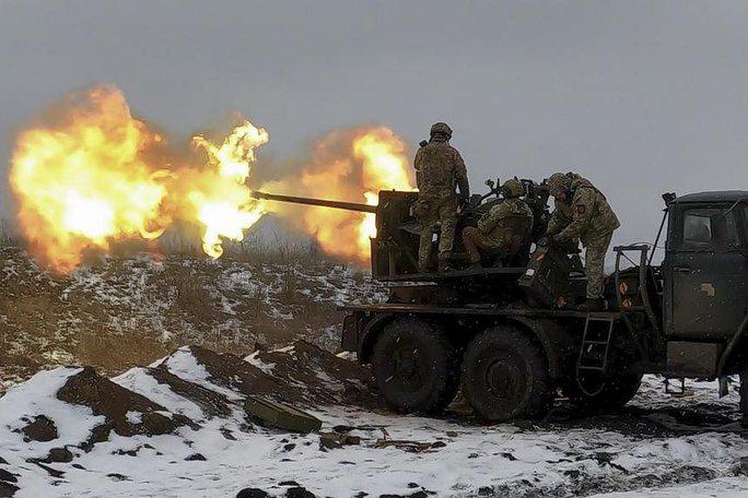 Binh sĩ Ukraine khai hỏa súng phòng không tại một vị trí gần Bakhmut, vùng Donetsk -Ukraine ngày 4-2. Ảnh: Reuters