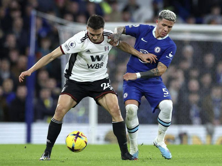 Tân binh Enzo Fernandez (phải) đá trận ra mắt Chelsea không hề tệ nhưng "The Blues" vẫn hòa Fulham 0-0