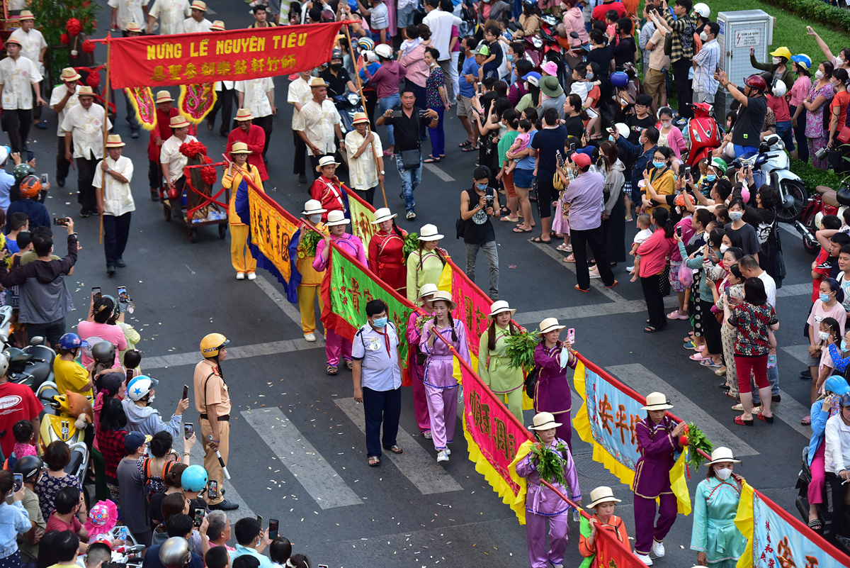 Chiều 5/2 (15 tháng Giêng), hàng ngàn người đổ về khu vực Chợ Lớn (quận 5, TP.HCM) để tham gia lễ diễu hành nghệ thuật đường phố Tết Nguyên tiêu của cộng đồng người Hoa.