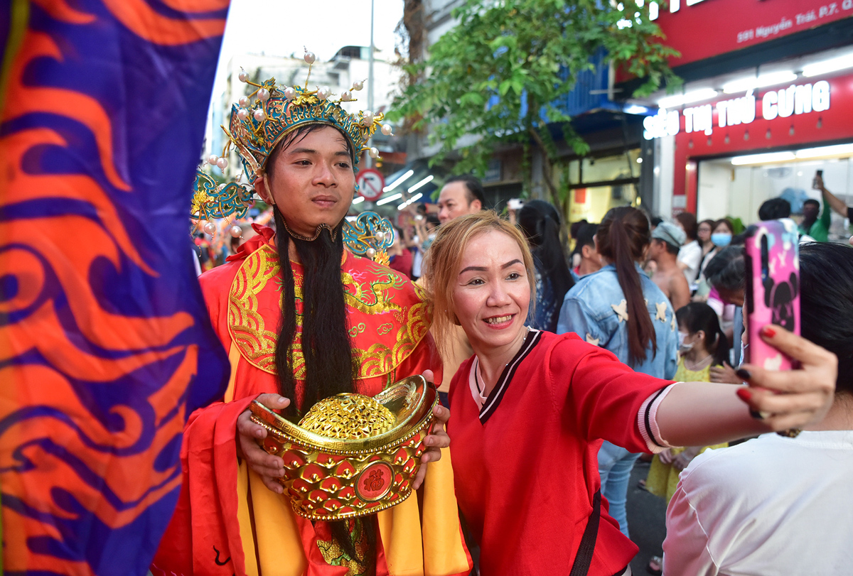 Thần tài phát lộc, chúc phúc cho mọi người năm mới được nhiều người xin chụp hình.