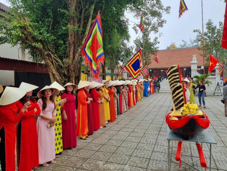 Theo ông Đinh Trọng Liến -Trưởng ban làng Cam Lâm cho biết, lễ cầu ngư làng Cam Lâm đã có từ lâu đời nhưng sau một thời gian dài không tổ chức, năm nay mới được khôi phục lại. Lễ hội là dịp để người dân cầu mong, gửi gắm những hi vọng về một năm dong buồm ra khơi suôn sẻ, thuận lợi và bình an với cá tôm đầy khoang.