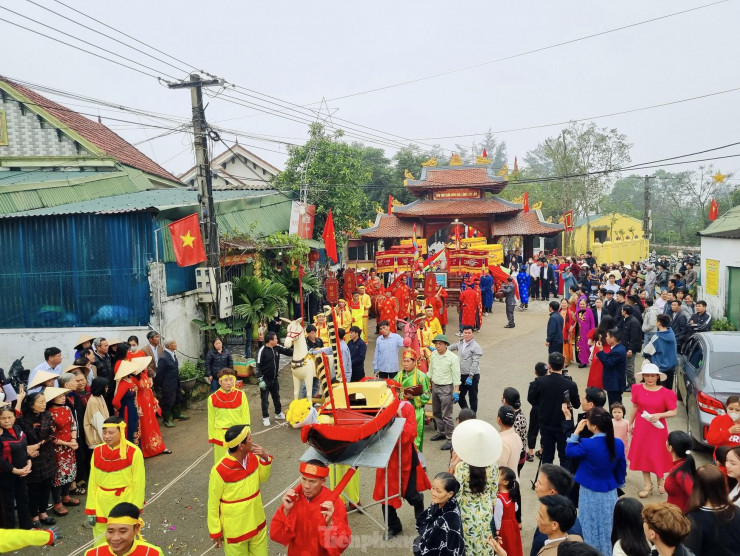 Ban lễ nghi làng Cam Lâm (xã Xuân Liên, huyện Nghi Xuân) vừa tổ chức lễ cầu ngư. Lễ hội được tổ chức tại đền Đông Hải (nơi thờ cá Voi) ở làng Cam Lâm, sau khi làm lễ xong, người dân bắt đầu rước ngư thần ra biển.