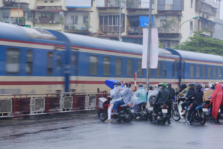 Dọc đường sắt Bắc Nam chạy qua Hà Nội có rất nhiều đường ngang, lối mở dân sinh. Mặc dù tàu chạy trong thành phố với tốc độ chậm nhưng vẫn tiềm ẩn nhiều nguy cơ tai nạn.