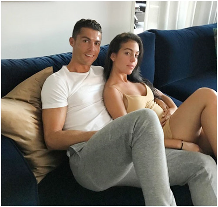 CR7 hội tụ cả 4 yếu tố để có thể trở thành một &#34;sát thủ tình trường&#34;: Đẹp trai - tài năng - giàu có - đa tình. Trước khi yên bề gia thất, ngôi sao này cũng có tình trường dày đặc.
