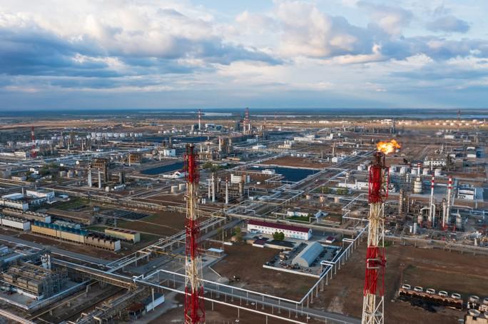 Nhà máy lọc dầu của Công ty Lukoil ở TP Volgograd - Nga Ảnh: REUTERS