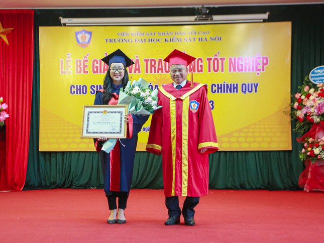 Thuỳ Dung nhận giấy khen cho sinh viên tốt nghiệp thủ khoa từ TS. Nguyễn Văn Khoát – Hiệu trưởng Trường Đại học Kiểm sát Hà Nội.