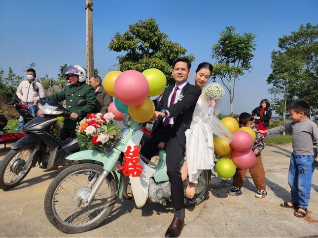 Đám cưới rước dâu bằng hàng chục xe Cub ở Hà Tĩnh 'gây sốt' - 7