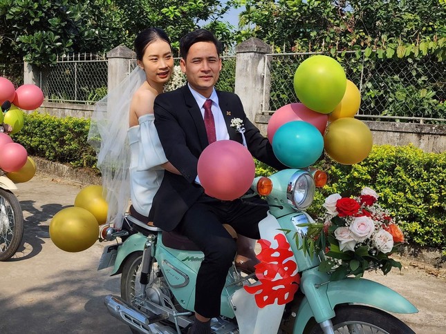 Đám cưới rước dâu bằng hàng chục xe Cub ở Hà Tĩnh 'gây sốt' - 2