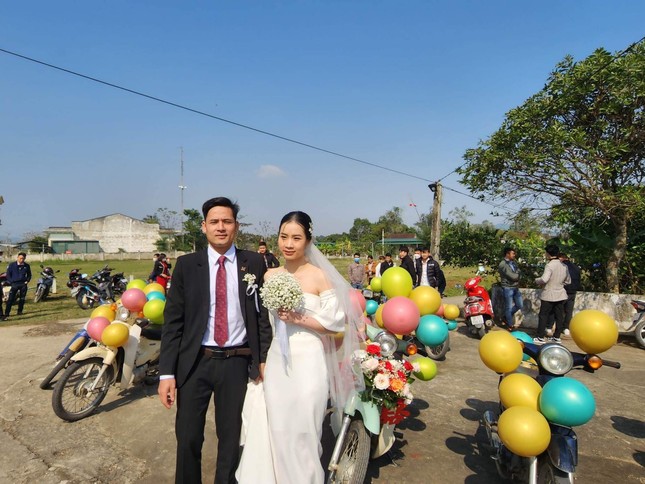 Đám cưới rước dâu bằng hàng chục xe Cub ở Hà Tĩnh 'gây sốt' - 6