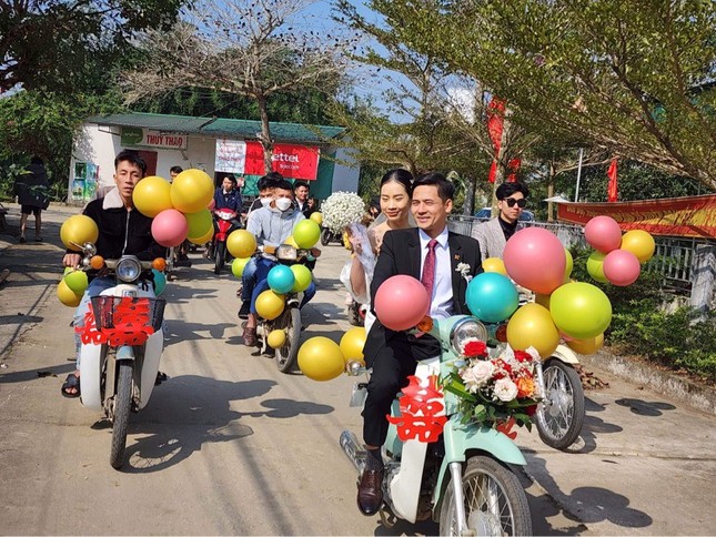 Đám cưới rước dâu bằng hàng chục xe Cub ở Hà Tĩnh 'gây sốt' - 3