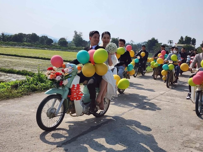 Đám cưới rước dâu bằng hàng chục xe Cub ở Hà Tĩnh 'gây sốt' - 8