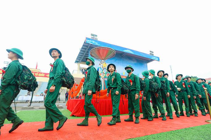 Hơn 4.200 tân binh Hà Nội hào hứng lên đường nhập ngũ - 2