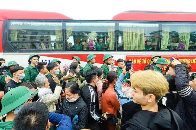 Hơn 4.200 tân binh Hà Nội hào hứng lên đường nhập ngũ - 6