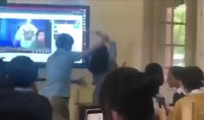 Cô giáo bị nam đồng nghiệp "bẻ tay" đẩy ra khỏi phòng học. Ảnh cắt từ clip.