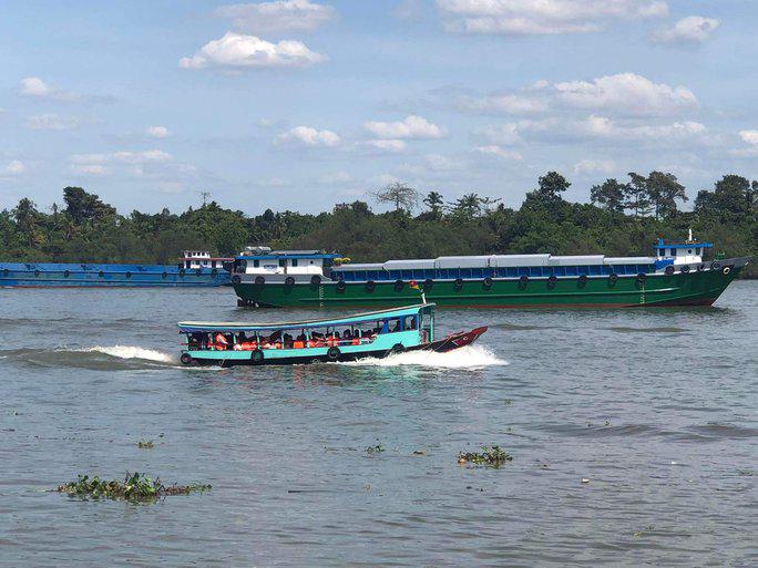 Thuyền chở khách ngang sông Đồng Nai trong địa phận TP HCM từ TP Thủ Đức qua chùa Phước Long