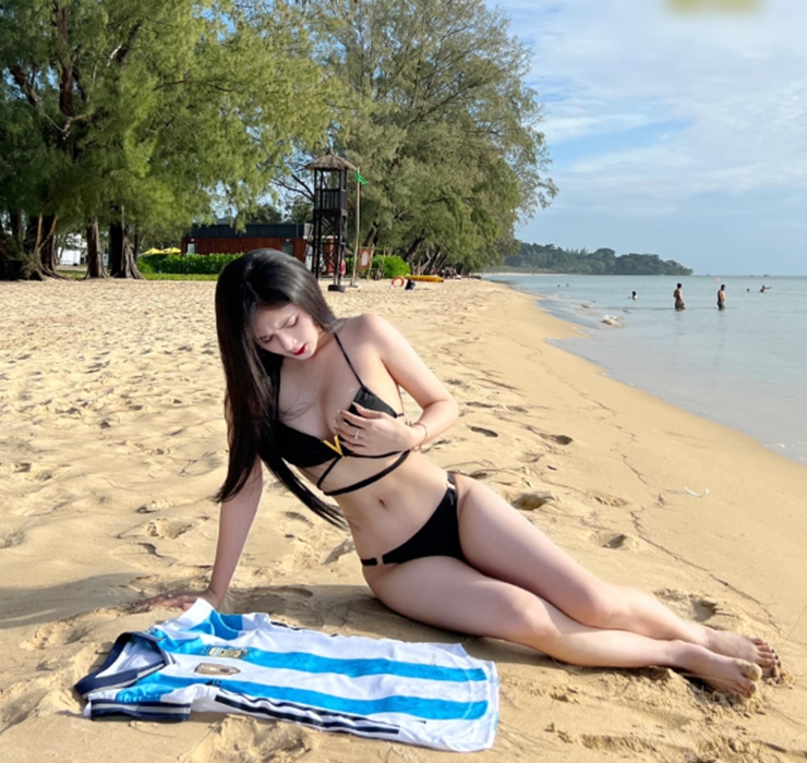 Cứ diện bikini là Quỳnh Alee&nbsp;lại khiến fan “khó rời mắt”.
