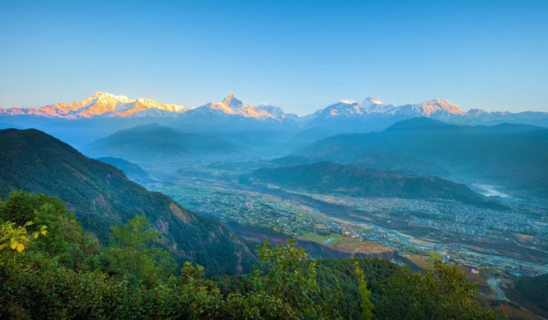 Nếu bạn muốn chiêm ngưỡng dãy núi Annapurna ngoạn mục, tốt hơn hết là bạn nên đến Sarangkot. Nơi này là một trong những điểm du lịch nổi tiếng nhất ở Nepal, tuy nhiên nếu muốn có một điểm dừng chân yên bình, bạn có thể đến bãi đáp trực thăng đầy cỏ của Sarangkot. 