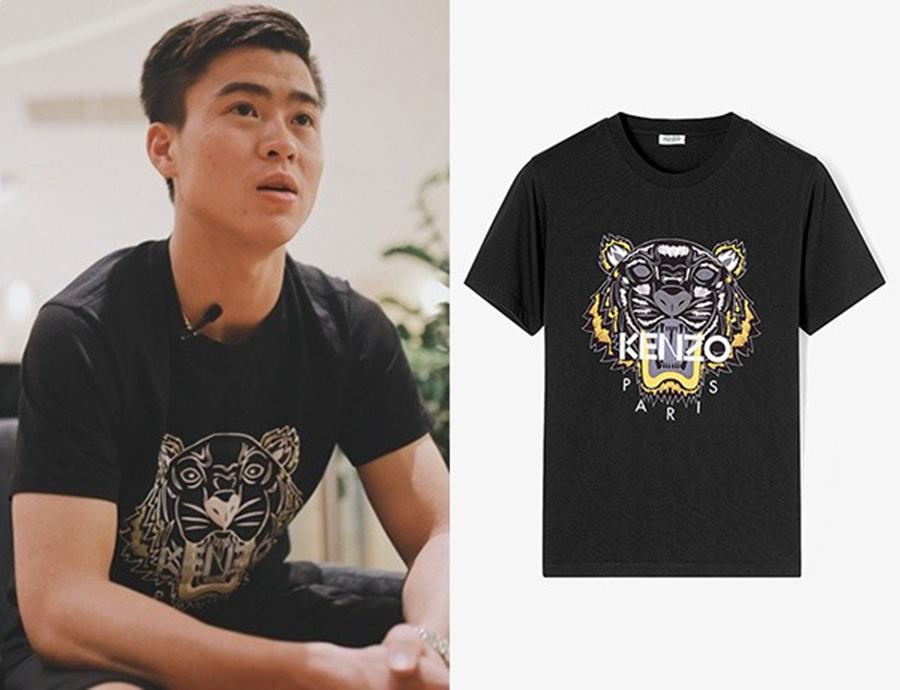 Chiếc áo Kenzo có giá 2,5 triệu đồng mang tới vẻ ngoài nam tính, thu hút hơn cho Duy Mạnh. Những mẫu áo phông có màu sắc cơ bản luôn là lựa chọn ưu tiên của nhiều cầu thủ bóng đá.