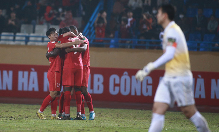 CAHN vừa trút 5 bàn thắng vào lưới của thủ thành Đặng Văn Lâm khi vùi dập Bình Định ở trận ra quân tại V-League