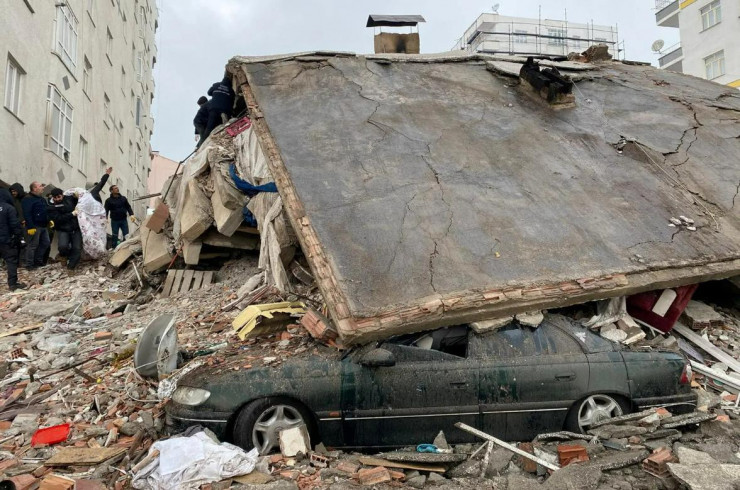 Mọi người tìm kiếm trong đống đổ nát sau trận động đất ở Diyarbakir, Thổ Nhĩ Kỳ, ngày 6/2. Ảnh: Reuters.