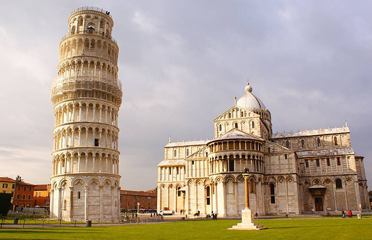Tháp nghiêng Pisa, Italia: Được xây dựng từ năm 1372 với tổng chiều cao 57m, đây là một trong những địa điểm du lịch nổi tiếng nhất của Italia và là một trong những điểm đến được ghé thăm nhiều nhất ở châu Âu. Toàn bộ tòa tháp được làm bằng đá cẩm thạch trắng quý hiếm, cao 8 tầng. Điều đáng ngạc nhiên nhất là việc xây dựng một tòa tháp cao khổng lồ như vậy đã được các nghệ nhân thực hiện trên nền cát nên ngọn tháp này bị nghiêng. Nhưng cũng nhờ nền đất mềm nên ngọn tháp này vẫn đứng vững dù đối mặt với nhiều trận động đất.
