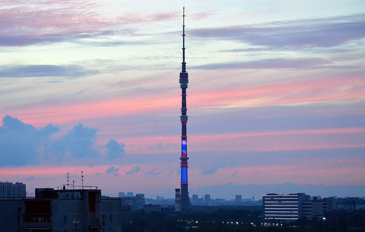 Tháp Ostankino, Nga: Đây&nbsp;là một tháp truyền hình và đài phát thanh cao 540m ở Moscow, thuộc sở hữu của Mạng Phát thanh và Truyền hình Nga. Tháp Ostankino là công trình cao thứ 11 trên thế giới, là cấu trúc đứng tự do cao nhất ở châu Âu. Tòa tháp tương đương 120 tầng. Đài quan sát của tòa tháp nằm ở độ cao 337m. Bạn có thể thưởng thức bữa trưa hoặc bữa tối tại nhà hàng xoay Seventh Heaven với tầm nhìn tuyệt đẹp ra thành phố. Tòa tháp cũng là thành viên của Liên đoàn các tòa tháp vĩ đại thế giới.
