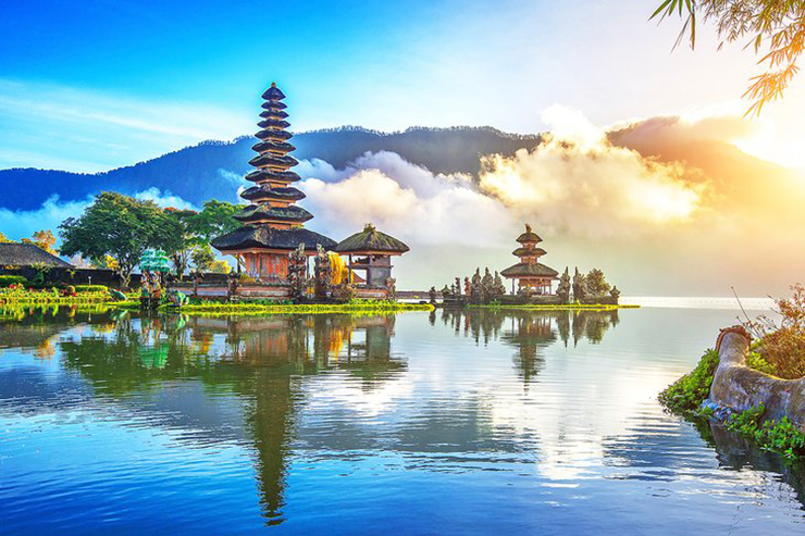 Bali, Indonesia cung cấp mọi thứ để làm hài lòng du khách, từ trải nghiệm cưỡi voi trong rừng cho tới chèo thuyền ngắm biển, sẽ không thiếu những điều thú vị dành cho các cặp đôi.
