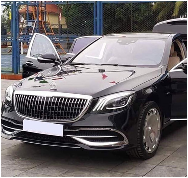 Bên cạnh đó, gia đình nhà bầu Hiển cũng sở hữu chiếc xe siêu sang Mercedes-Maybach S650 trị giá&nbsp;hơn 17 tỷ đồng.
