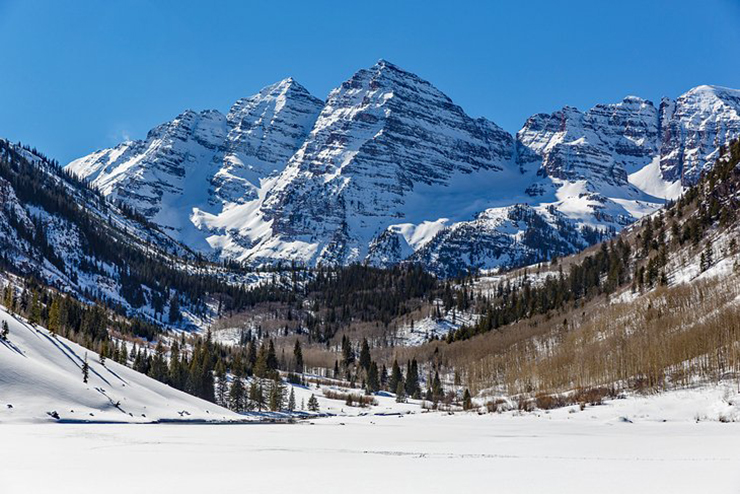 Aspen, Colorado, Mỹ có một khu nghỉ mát nổi tiếng, mang lại một kỳ nghỉ lãng mạn cho các cặp đôi. Hầu hết các cặp đôi sẽ chọn ở trong một khu nghỉ dưỡng sang trọng và dành một buổi chiều để tham quan trung tâm thành phố.
