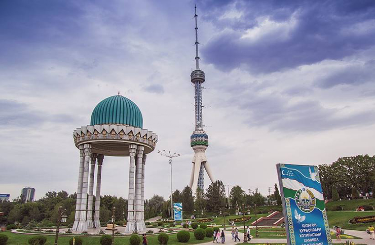 Tháp truyền hình Tashkent,&nbsp;Uzbekistan: Tòa tháp này&nbsp;cao 375m và nặng hơn 6000 tấn,. Tháp truyền hình của Tashkent là công trình kiến trúc cao nhất ở Trung Á và là tòa tháp cao thứ 11 trên thế giới. Tháp Tashkent là một trong những tòa tháp nổi tiếng nhất thế giới với&nbsp;khả năng chịu được trận động đất mạnh 9 độ richter. Tháp có đài quan sát nằm ở độ cao 97m.
