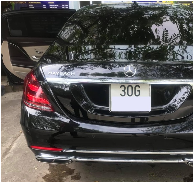 Chiếc xe siêu sang Mercedes-Maybach S650 có giá hơn 16 tỷ đồng thường được sử dụng để tháp tùng bầu Hiển và con trai cả.
