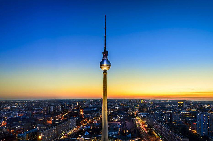 Tháp Fernsehturm, Đức: Fernsehturm là một tháp truyền hình và là một trong những địa danh nổi tiếng nhất ở trung tâm Berlin, Đức. Tháp được xây dựng từ năm 1965 đến 1969 bởi chính phủ Đông Đức. Nó cao 368m bao gồm cả ăng-ten, khiến nó trở thành tòa nhà cao nhất trong cả nước và là cấu trúc độc lập cao thứ 4 ở châu Âu. Nhà hàng xoay “Sphere” ở tháp mang đến tầm nhìn tuyệt đẹp ra toàn thành phố và tháp cũng thu hút hơn 1 triệu du khách mỗi năm.
