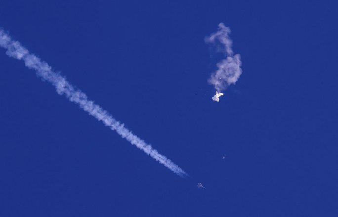 Mỹ đang thu hồi các mảnh vỡ từ khinh khí cầu Trung Quốc bị bắn rơi ở Đại Tây Dương để các chuyên gia tình báo phân tích. Ảnh: AP
