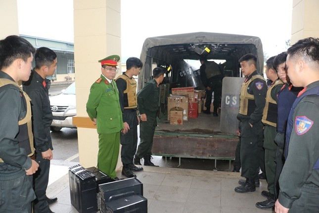 Cơ quan công an thu giữ các bộ máy tính để bàn trong trung tâm đăng kiểm và nhiều tài liệu liên quan tại trung tâm đăng kiểm và nhà riêng của các đối tượng.