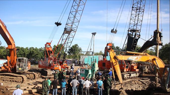 Quá trình giải cứu bé trai lọt vào trụ bê-tông phải huy động rất nhiều máy móc, phương tiên từ xa đến