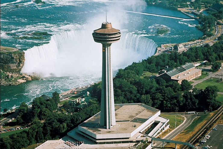 Tháp Skylon, Canada: Skylon Tower có một vị trí lý tưởng vì nó nhìn ra một trong những thác nước nổi tiếng nhất, thác Niagara. Tòa tháp được thiết kế một cách khoa học để chịu được gió lớn. Du khách có thể tận hưởng khung cảnh tuyệt đẹp này với các món ăn ngon tại nhà hàng trong tháp. Tầng trên cùng hay tầng quan sát của tòa tháp nằm ở độ cao 143m.
