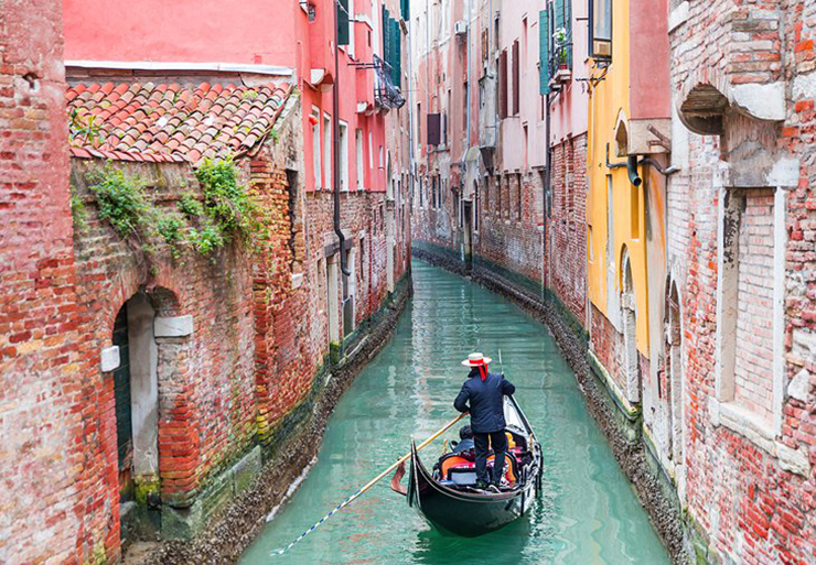 Đi thuyền gondola trên kênh ở Venice, Ý sẽ là trải nghiệm không thể nào quên dành cho các cặp đôi trong dịp Valentine này. Ở đây có rất ít đường nhưng nhiều kênh rạch, chủ yếu di chuyển bằng thuyền nên càng trở thành địa điểm lý tưởng cho các cặp đôi.
