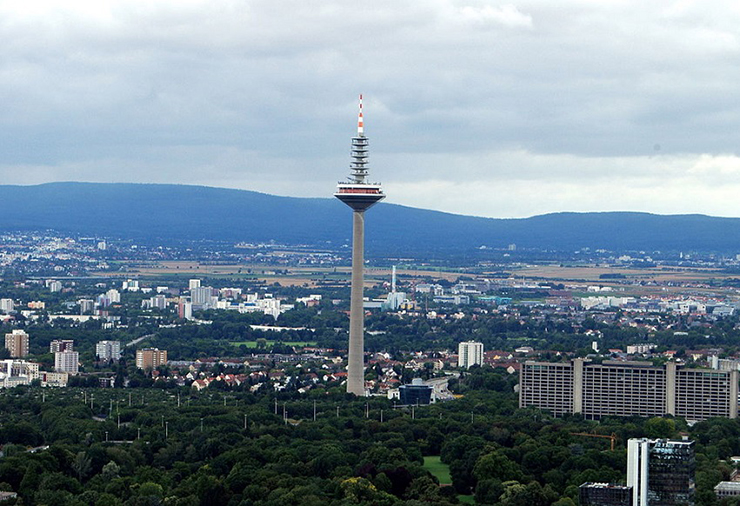 Tháp Europaturm, Đức: Tháp Europaturm là một tòa tháp làm bằng bê tông, còn được gọi là “Tháp của Châu Âu”. Đó là một tháp viễn thông với chiều cao 337,5m. Trên đỉnh tháp Europaturm có một đài quan sát lớn, nơi có tầm nhìn toàn cảnh ra khu vực Rhine Main và toàn thành phố.
