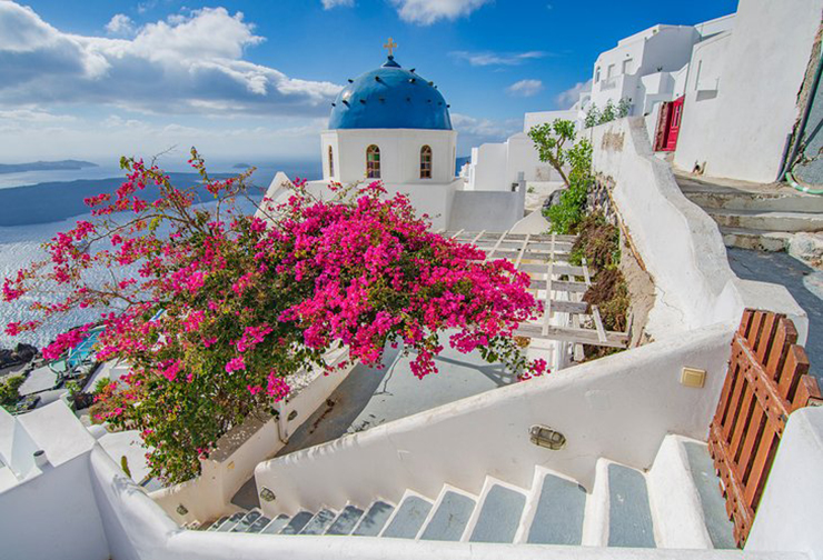 Santorini, Hy Lạp là một trong những điểm đến tuần trăng mật phổ biến nhất trên hành tinh. Những ngôi nhà mái vòm màu xanh trắng, nổi bật giữa đại dương bao la. Vùng biển đẹp như tranh vẽ này là lý do chính khiến nhiều cặp đôi mới cưới chọn Santorini.&nbsp;
