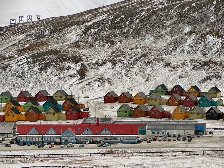 Quần đảo Svalbard nổi tiếng với ngân hàng hạt giống thế giới, nơi lưu trữ hơn 1 triệu hạt giống để ngăn chặn sự tuyệt chủng của ngày tận thế.
