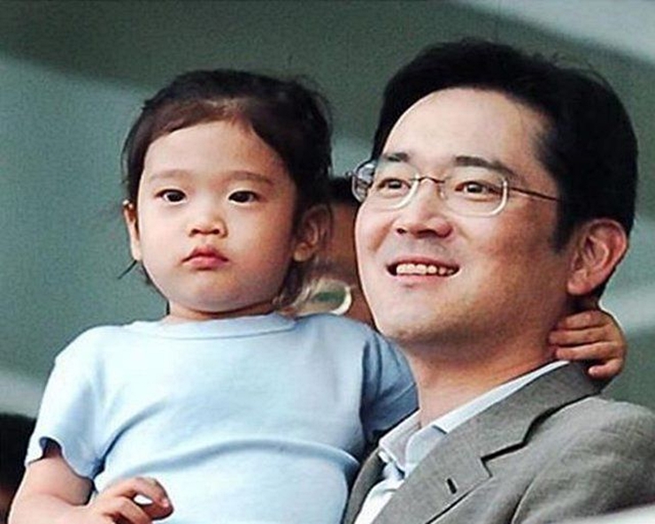 Cha cô là Lee Jae Yong - con con trai cả và cũng là con trai duy nhất của ông Lee Kun Hee
