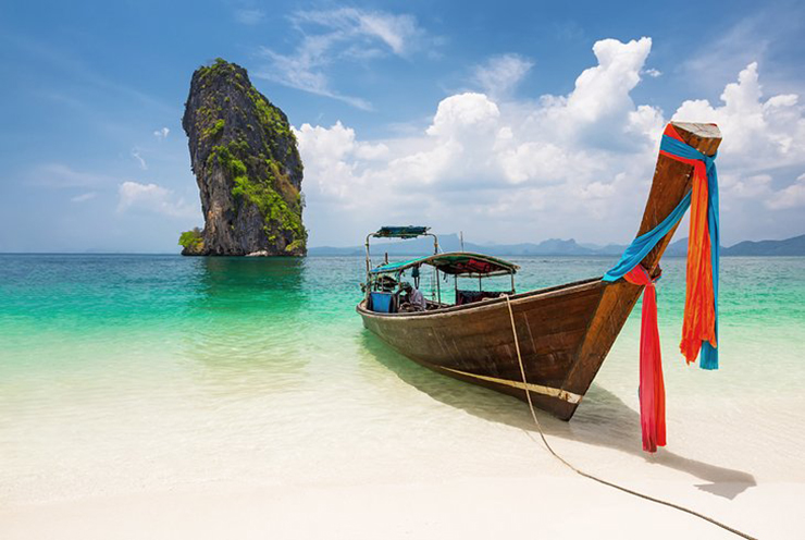 Krabi, Thái Lan nổi tiếng với làn nước trong xanh tuyệt đẹp, thức ăn ngon và chi phí du lịch thấp. Những người thích sự lãng mạn thường chọn các khu nghỉ dưỡng bên bờ biển tại đây. Có hàng chục địa điểm tuyệt đẹp để lựa chọn ở tỉnh Krabi nếu bạn muốn đến vào dịp Valentine này.
