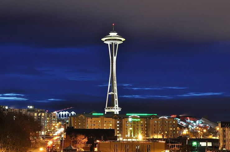 The Space Needle, Mỹ: Space Needle là một trong những tòa tháp nổi tiếng nhất và được xây dựng cho Hội chợ Thế giới năm 1962. Tòa tháp cao 184m và hằng năm, có khoảng 1,3 triệu du khách ghé thăm Space Needle. Tòa tháp này là một trong những kiến trúc được chụp ảnh nhiều nhất trên thế giới. Space Needle có sàn kính xoay đầu tiên và duy nhất trên thế giới ở độ cao 152m so với mặt đất, với tầm nhìn 360 độ. Để lên đến đỉnh tháp, người ta sử dụng 3 thang máy, mỗi thang chở được 25 người.
